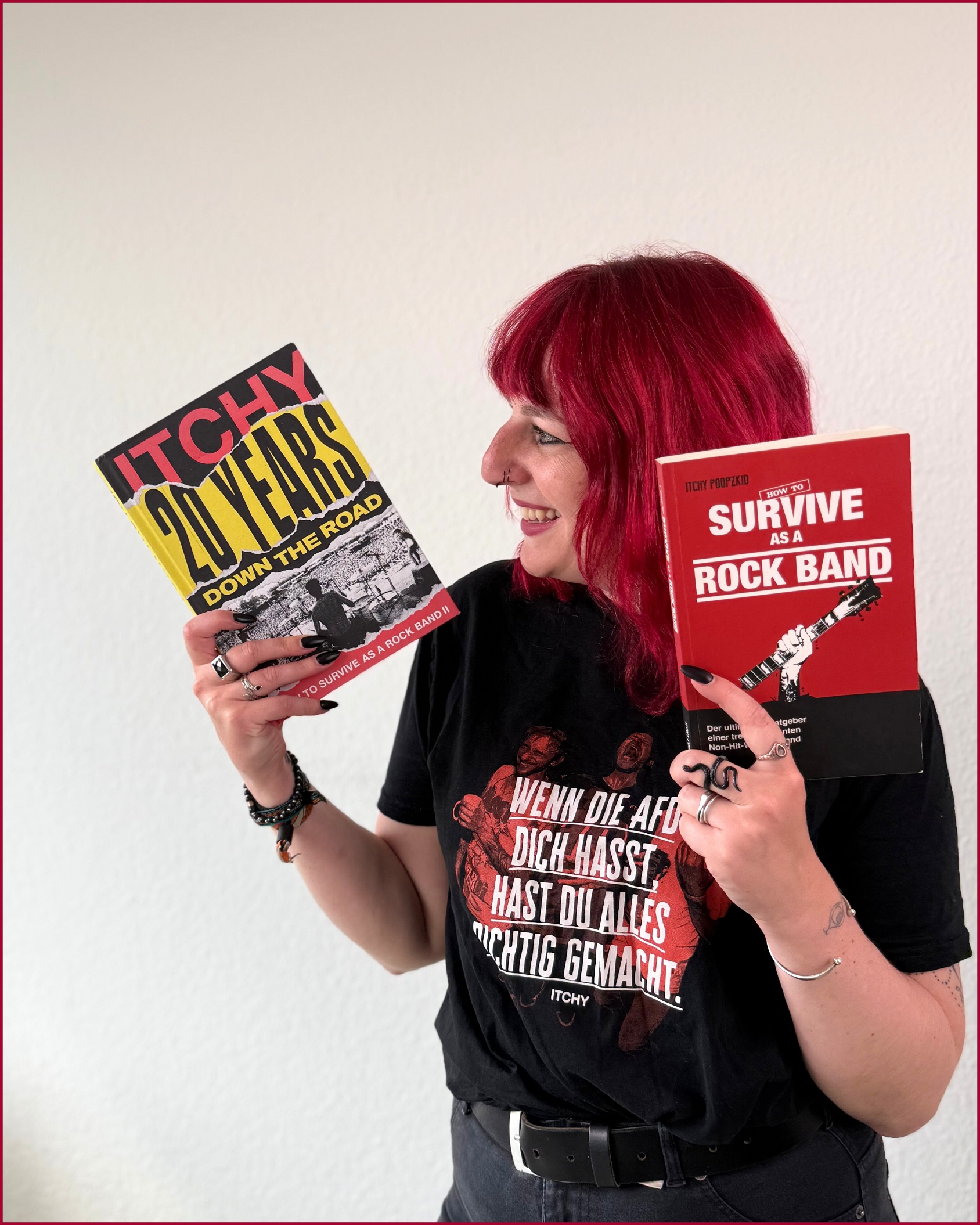 Michelle Szellas zeigt sich als Itchy-Fan: mit den beiden Bänden von „How to Survive as A Rock Band“ und dem Anti-AfD-T-Shirt der Band.